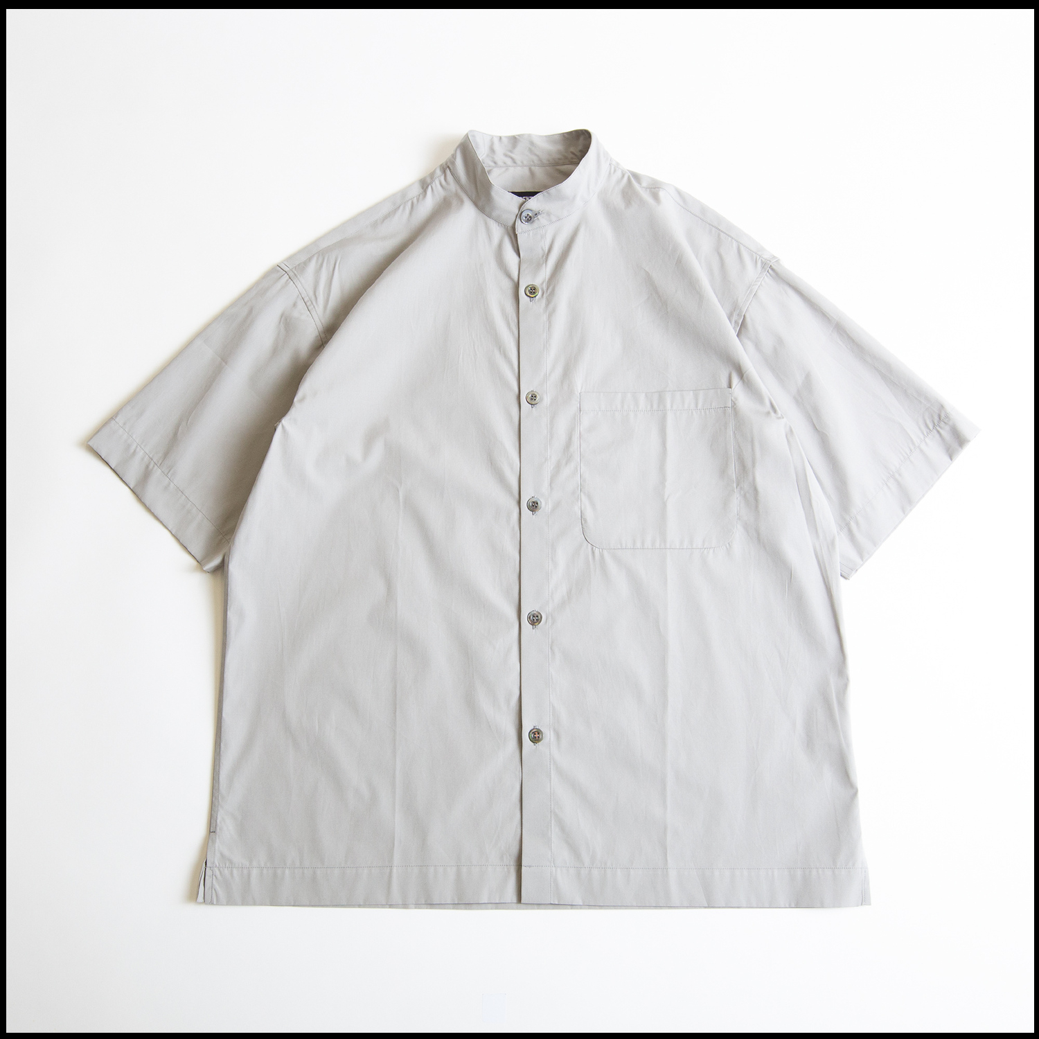 SQUARE coloris Greige par Arpenteur